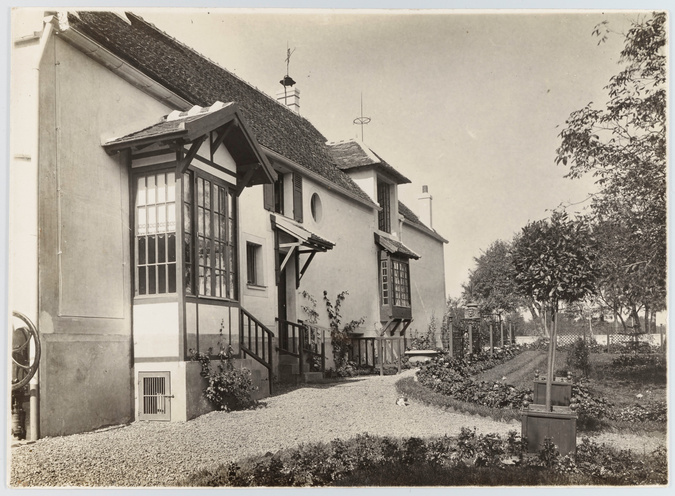 Façade et potager de la maison de Lili et Albert Grenier à Villers-sur-Morin
