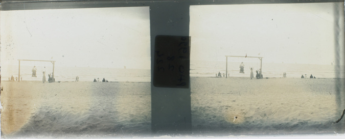 Anonyme - Jeu de balançoire sur la plage, Saint-Pair-sur-Mer 1901