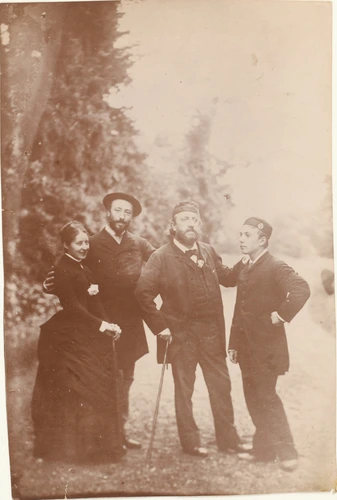 Anonyme - M. et Mme Alfred Lenoir posant avec J.C. Cazin et son fils
