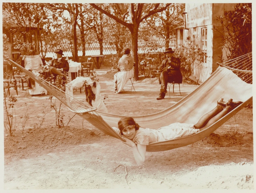 Personnages au jardin et jeune femme souriante, allongée dans un hamac - Charles Augustin Lhermitte