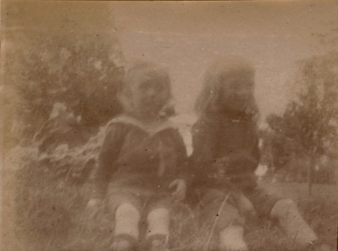 Maurice Denis - Noële et Joël Clouard assis dans l'herbe, Perros-Guirec (Côtes-d...