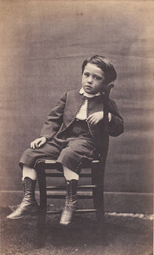 Achille Bonnuit - Petit garçon assis sur une chaise