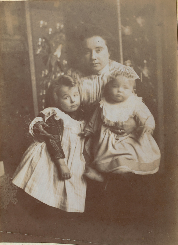 Maurice Denis - Marthe tenant Noële et Bernadette devant un paravent japonais