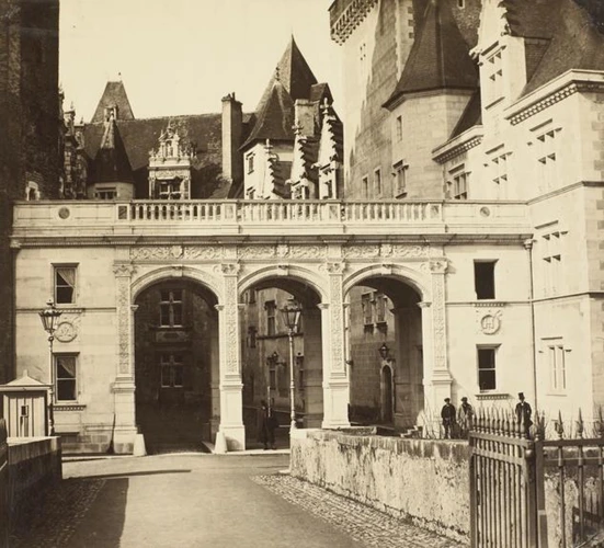 M. Pacault - Portique d'entrée du château de Pau
