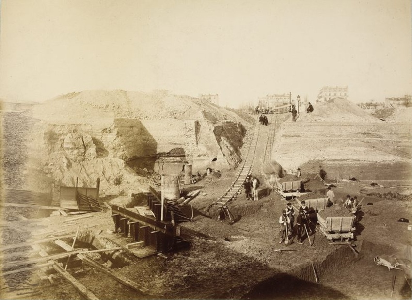 Pierre Lanith Petit - Travaux de terrassement. Rails permettant d'apporter sur l...