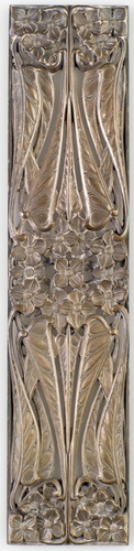 Paul Follot - Plaque à décor de petites fleurs et feuillages lancéolés