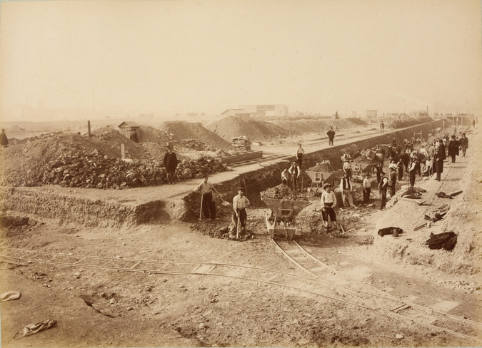 Pierre Lanith Petit - Travaux de terrassement. Chariots de terre sur des rails