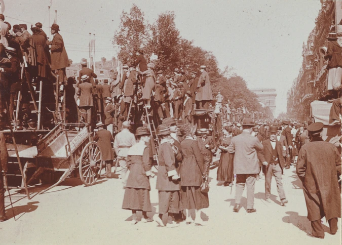 Charles Augustin Lhermitte - Paris - Foule sur les Champs-Elysées lors de la Lib...