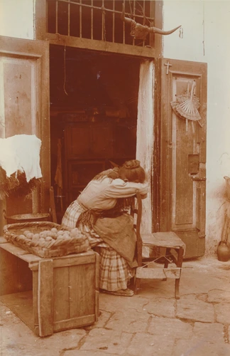 Femme assise sur le seuil d'une maison, la tête posée sur les bras appuyés sur le dossier d'une chaise, Italie - Charles Augustin Lhermitte