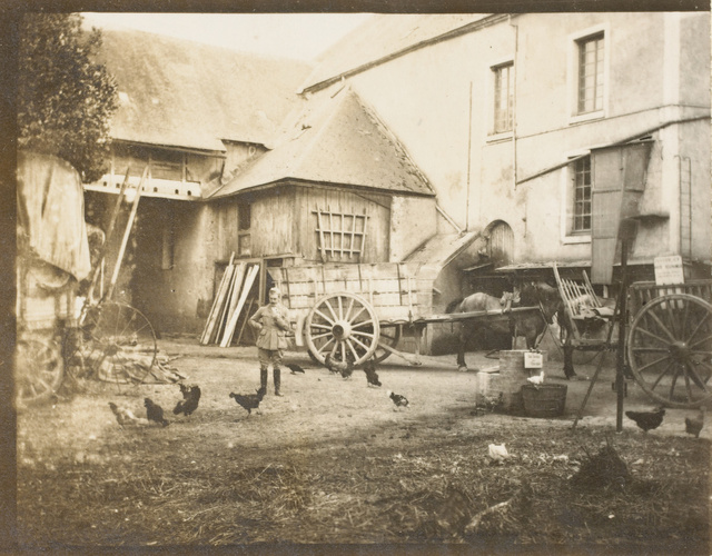 Anonyme - Un militaire dans une cour de ferme