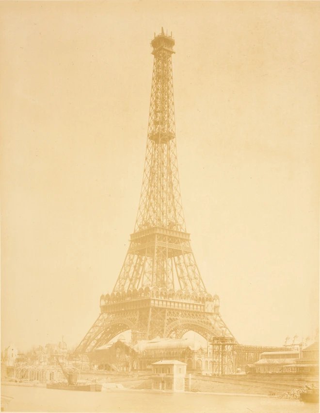 La Tour Eiffel jusqu'au 3e étage et le début du lanternon le 15 Mars 1889. Au second plan, les bâtiments de l'Exposition universelle. - Louis-Emile Durandelle