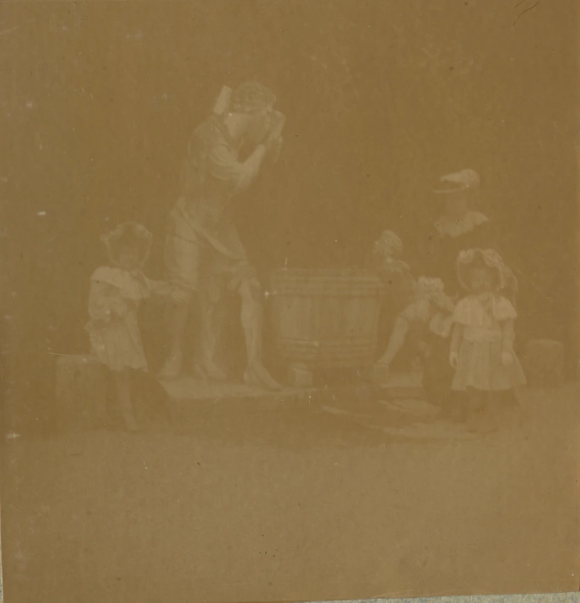 Maurice Denis - Noële, Marthe et Bernadette devant un groupe sculpté dans les ja...