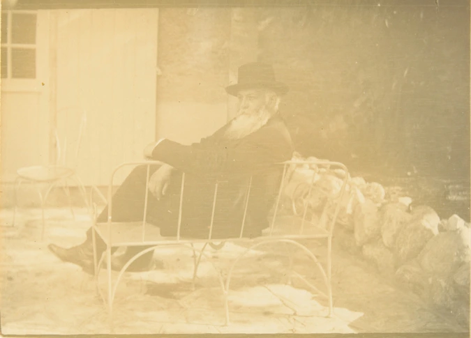 Anonyme - Auguste Delaherche assis sur un banc sur une terrasse