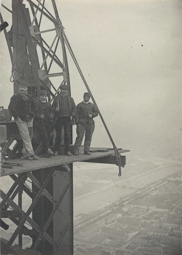 Henri Rivière - La Tour Eiffel - Quatre ouvriers posant sur un échafaudage au pi...