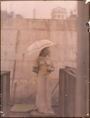 Florence Peterson debout, avec un parapluie - Paul Haviland