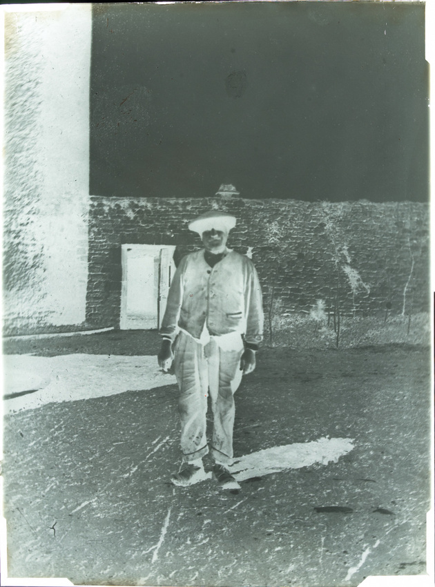 Anonyme - Portrait d'un homme en pied, au pied d'une tour