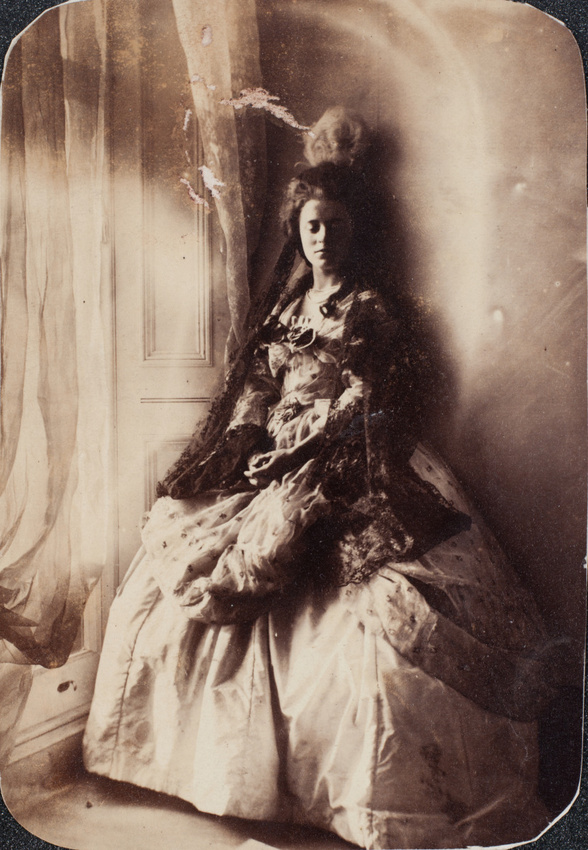 Clementina Hawarden - Isabella Grace Maude debout près d'une fenêtre