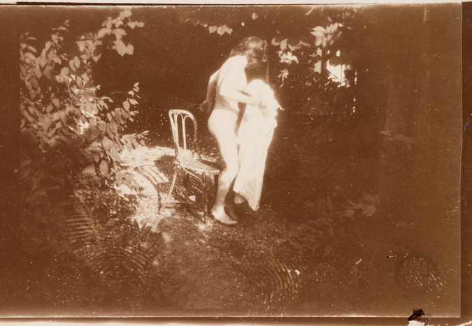 Pierre Bonnard - Marthe de profil, sur le point de s'asseoir, tenant sa chemise ...