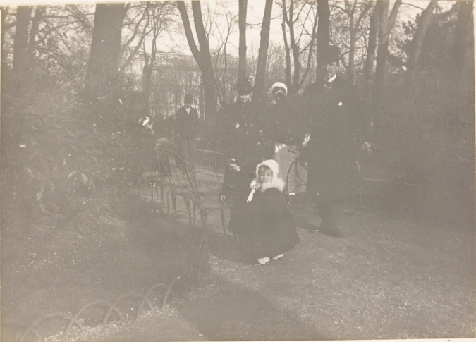 Pierre entouré de sa famille dans un parc (?) - Auguste Delaherche