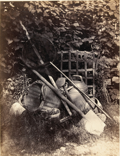 Achille Bonnuit - Nature morte : pelle, arrosoir, pots, panier, etc. dans un coi...