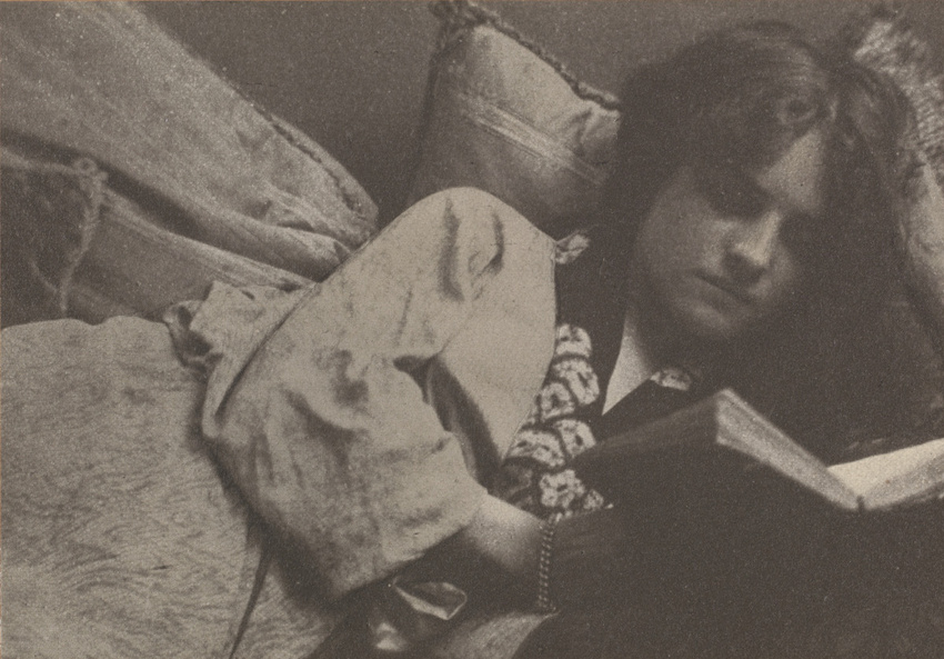 André Hachette - Jeune femme allongée