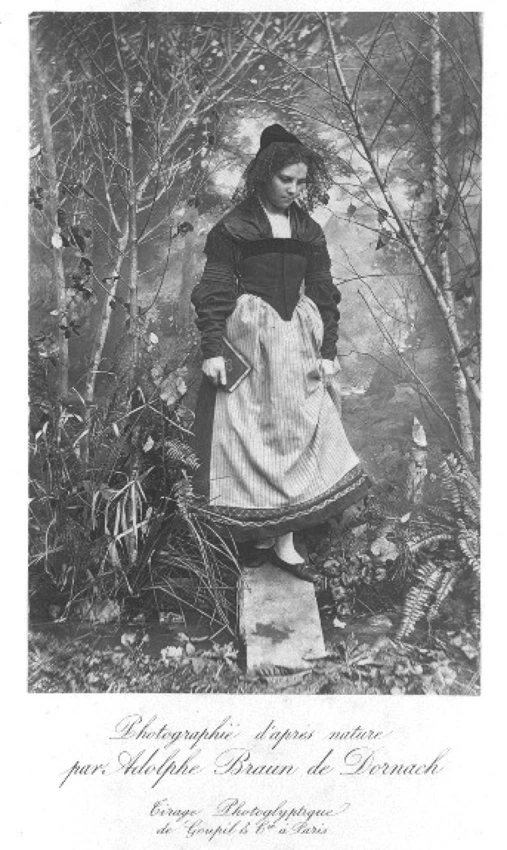 Jeune fille tenant un livre dans un décor - Adolphe Braun & Co Phot.