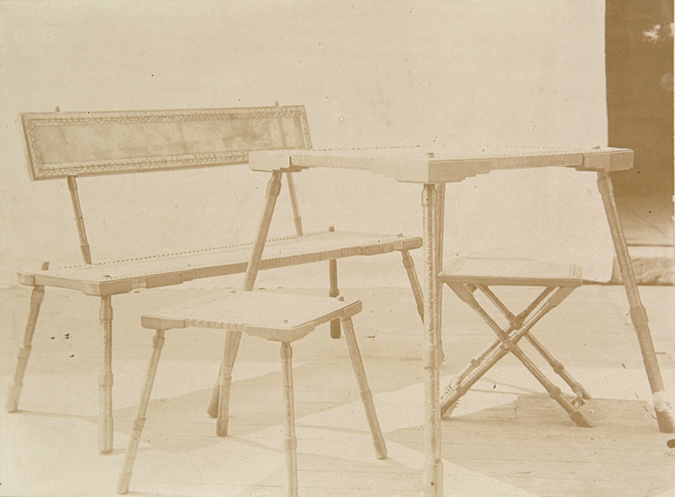 Anonyme - Photographie d'un ensemble de mobilier de Carlo Bugatti : banquette, t...