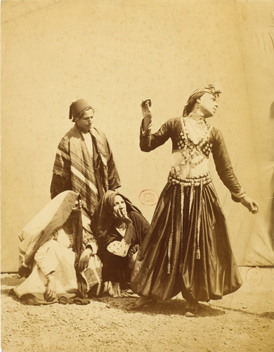 Olivier Pichat - Homme debout et deux femmes assises regardant une danseuse, Ori...