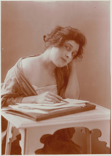 Charles Augustin Lhermitte - Jeune femme en négligé accoudée à une petite table