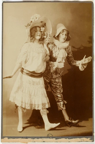 Léopold Reutlinger - Colombine et Arlequin dansant vus de face (Jane Renouardt)
