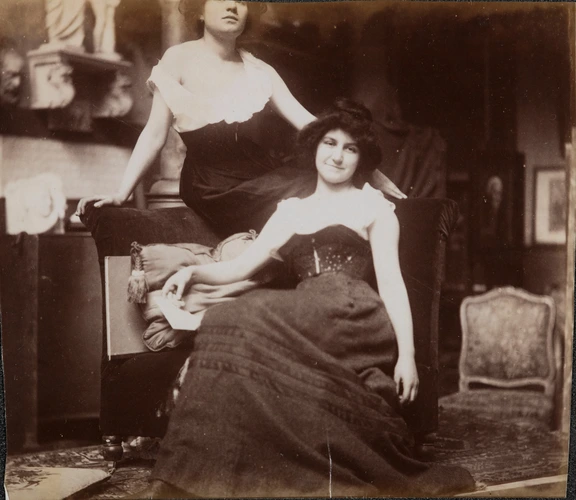 Jacques De Lalaing - Deux modèles féminins assis sur un fauteuil