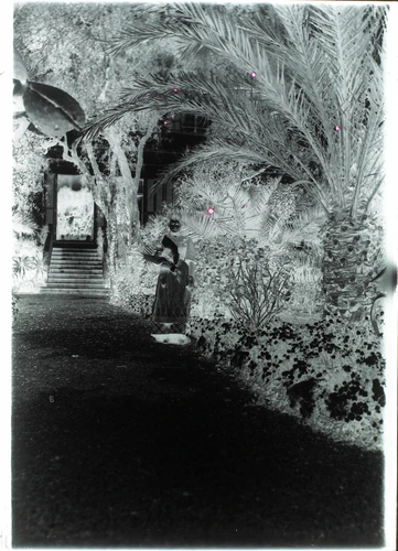 Anonyme - Claire Salles debout en pied dans le jardin de la Villa Salles à Beaul...