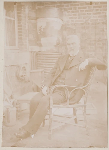 Anonyme - Henri Rouart âgé, assis dans un fauteuil en rotin dans un atelier