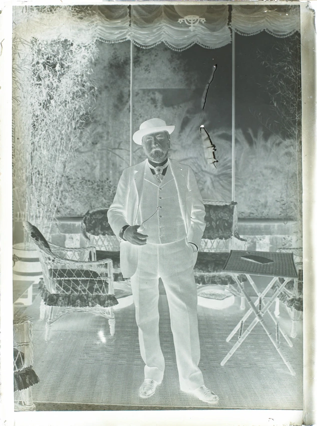 G. Eiffel debout, en pied dans la véranda de la Villa Salles à Beaulieu - Anonyme