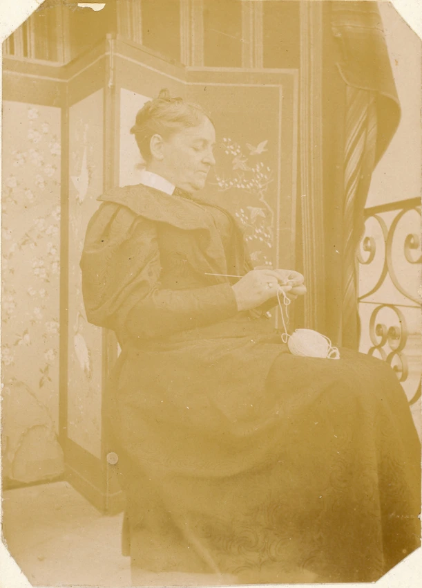 Auguste Delaherche - Femme, la même, assise tricotant