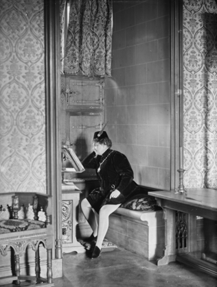 Anonyme - La Marquise Arconati-Visconti costumée, assise, lisant à un lutrin
