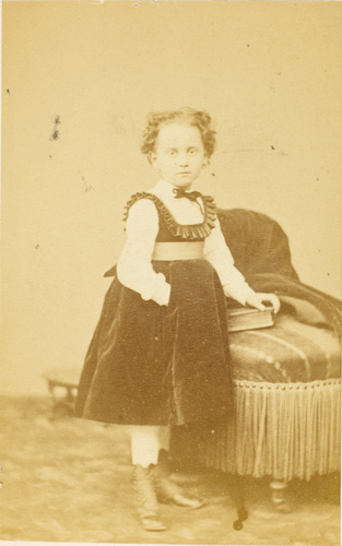 Michel Berthaud - Laure Eiffel enfant, debout, en pied