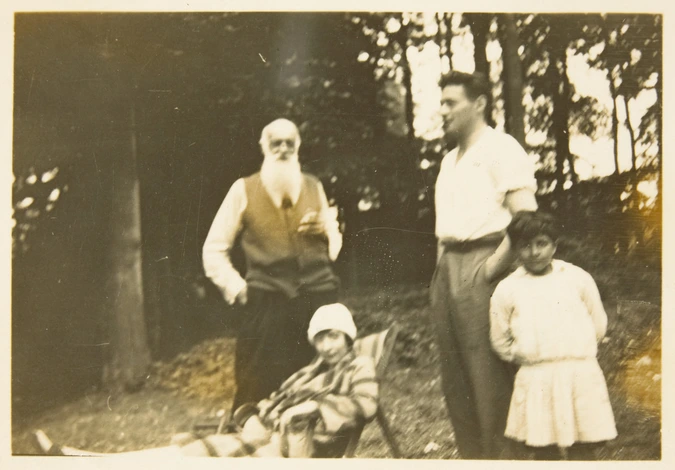 Anonyme - Deux hommes (dont Auguste Delaherche) et deux enfants près d'un bois