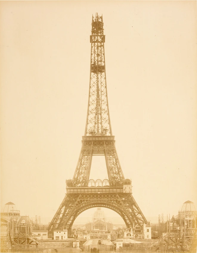 La Tour Eiffel presque juqu'au troisième étage le 2 Février 1889. Les aménagements de la première plate forme ont devancé au second plan les bâtiments de l'Exposition universelle - Louis-Emile Durandelle