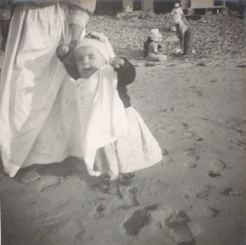 Dominique, un an, tient la main de Bianca, sur la plage, Perros-Guirec (Côtes-d'Armor) - Maurice Denis