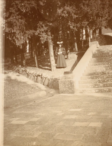 René Lalique - San Miniato, Alice Lalique dans un parc