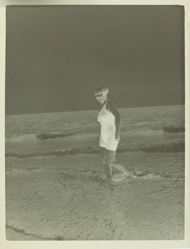 Louis Cailletet - Femme sur la plage, marchant dans l'eau