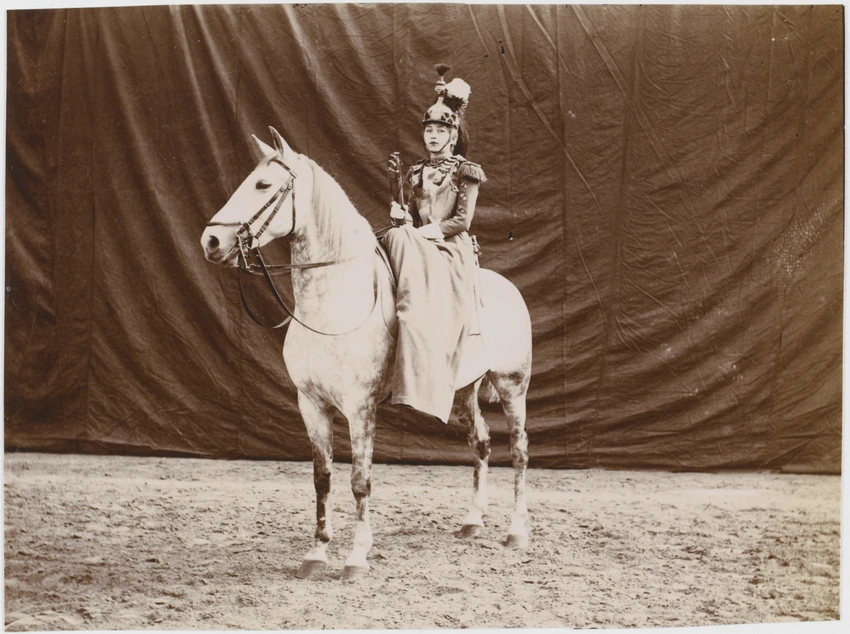 Hippodrome de l'Alma, cavalière costumée - Albert Londe