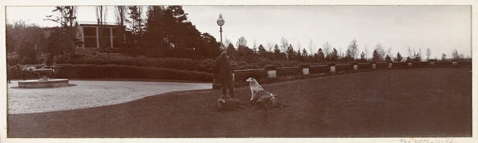 Philippe d' Orléans - Le Duc d'Orléans (?) dans un parc, en compagnie de son chi...