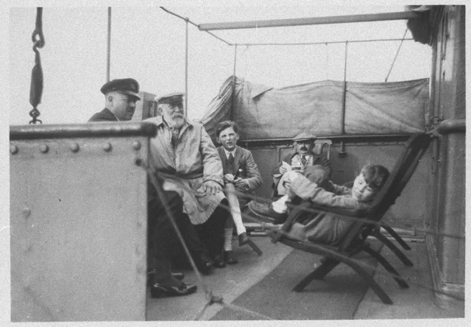 Anonyme - Gaston Menier et ses petits-fils Hubert et Jean Menier à bord du vapeu...