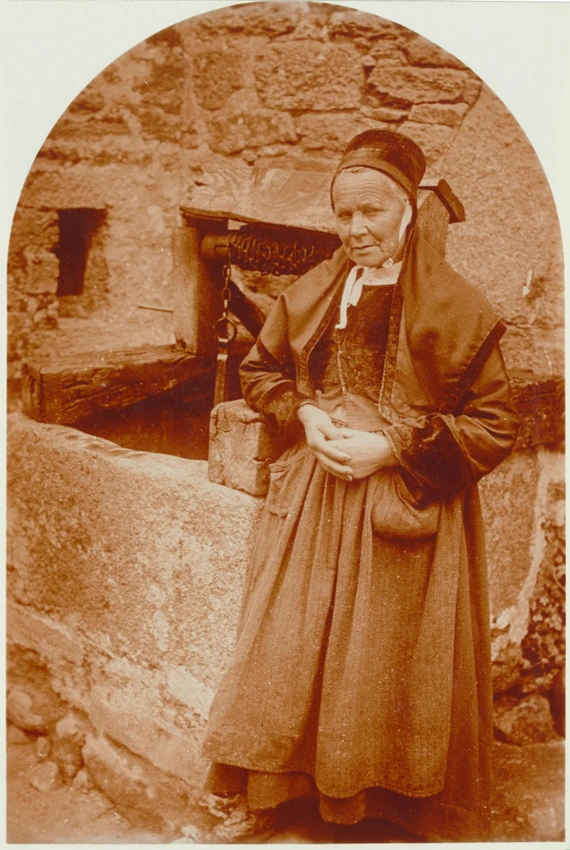 Le Faouët, vieille bretonne debout près d'un puits - Charles Augustin Lhermitte
