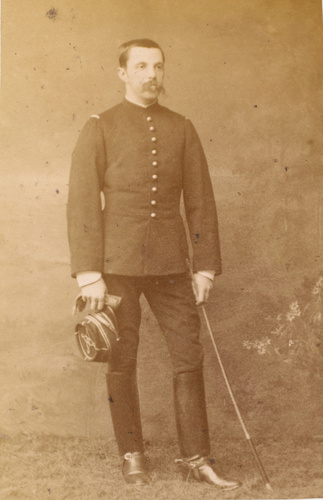 V. Car - Maurice Le Grain debout, en pied, en uniforme