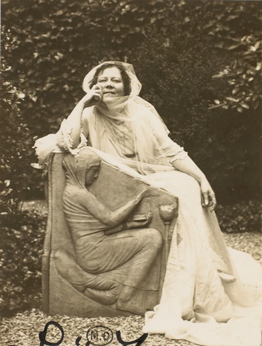 Harry C. Ellis - Loïe Fuller assise sur un siège à l'antique