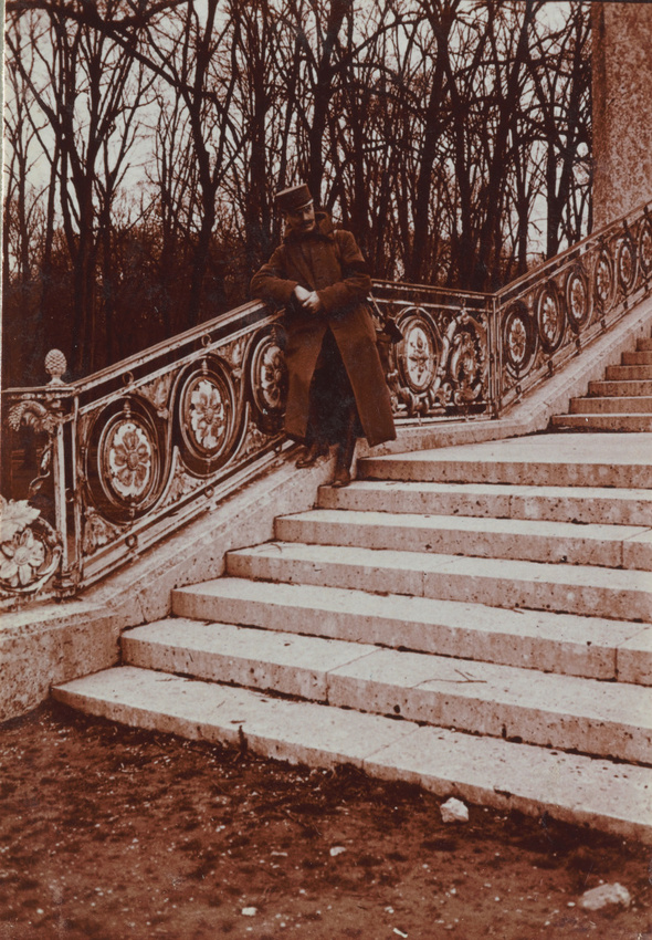 Charles Augustin Lhermitte - Homme en uniforme, devant l'escalier du Grand Trian...