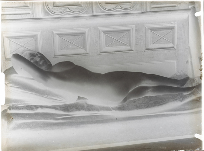 François-Rupert Carabin - Femme nue couchée sur le côté gauche, le visage de fac...